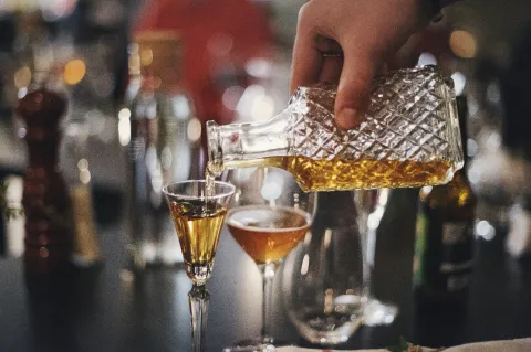 Drinkar i baren